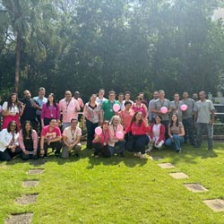 Equipe do Campus Marquês de Paranaguá reforça a importância do Outubro Rosa.