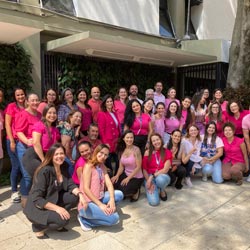 Equipe da Fundação São Paulo reforça a importância do Outubro Rosa.