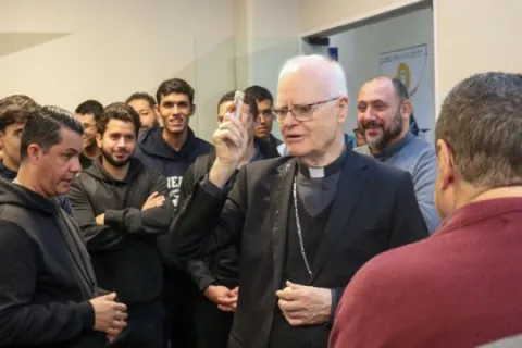 Imagem Padre e alunos