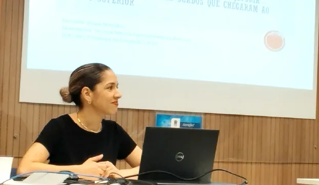 Professora da Derdic é a primeira surda a concluir o mestrado no Pós em Educação da PUC-SP