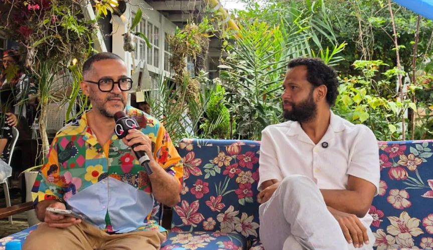 Imagem com um entrevistador e um entrevistado