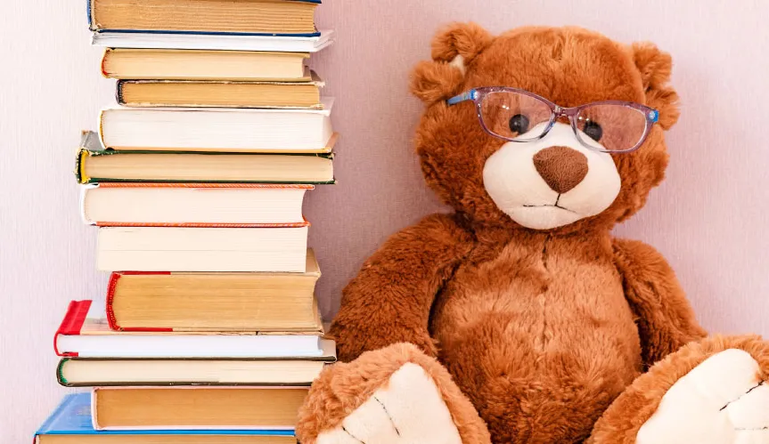 Santa Lucinda arrecada livros, jogos educativos e brinquedos novos ou em bom estado