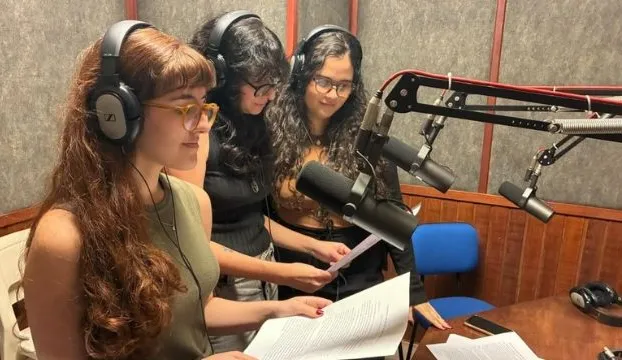Universidade no Ar CBN: alunas de Jornalismo abordam o combate à violência contra a mulher